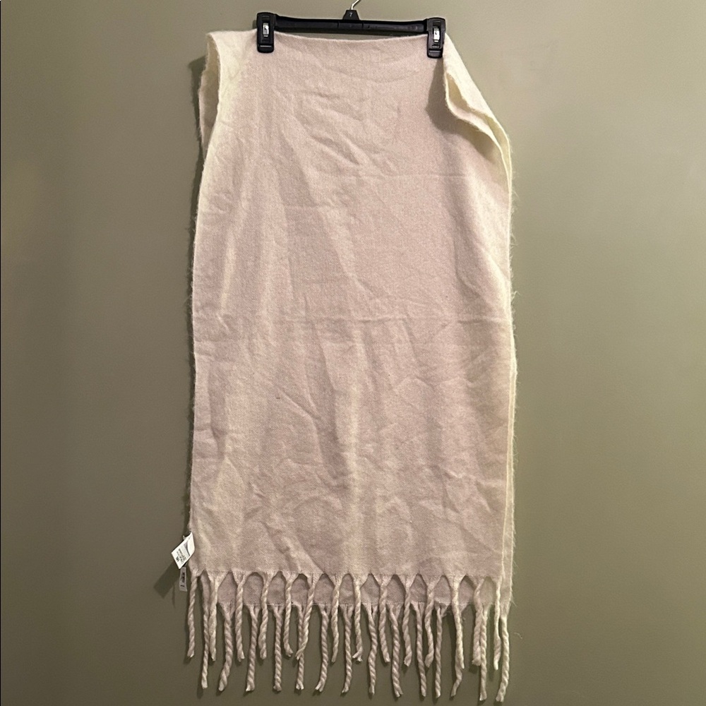 NWT GAP Off White Fringe Scarf